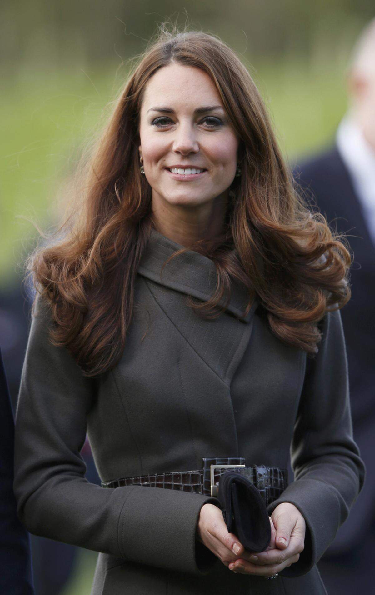 Haselnussbraune Haare und sanfte Locken. Die Frisur von Herzogin Kate wird mittlerweile nicht nur von Tausenden Britinnen kopiert. Das macht sie zu einer royalen Haarikone.