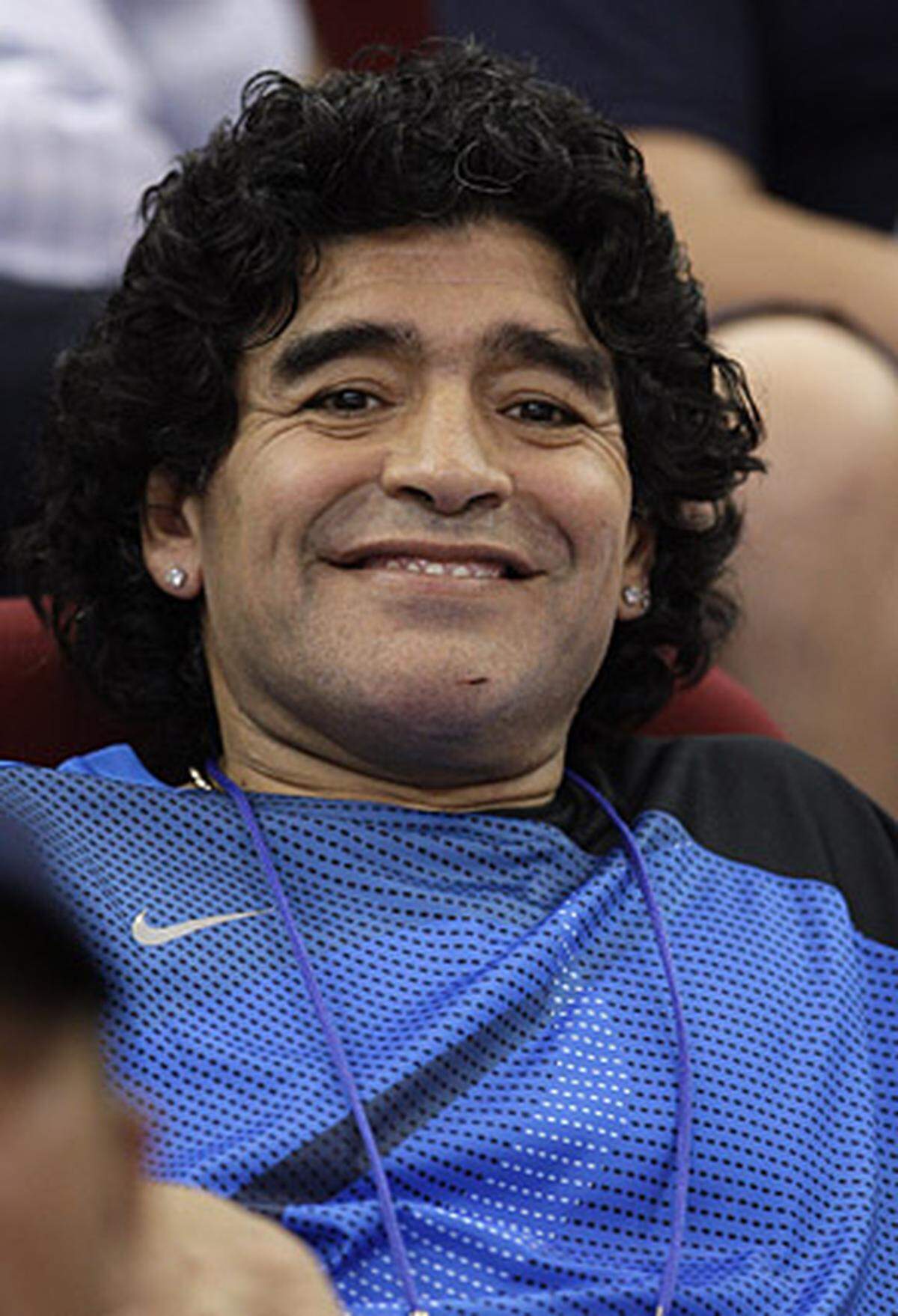 Ende Oktober 2008 wurde Diego Maradona eine hohe Ehre zuteil: Wenige Tage vor seinem 48. Geburtstag wurde er zum neuen Nationaltrainer Argentiniens auserkoren. Und das, obwohl der "Goldjunge" kein große Erfahrung als Trainer hat: Zweimal hatte er sich erfolglos als Trainer argentinischer Zweitligisten versucht.
