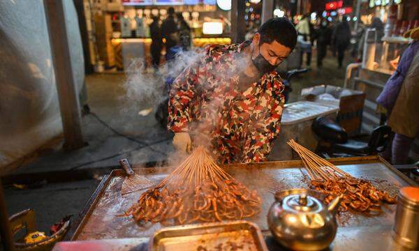 Ein Markt in Wuhan: Wurde Sars-CoV-2 an so einem Ort auf Menschen übertragen?