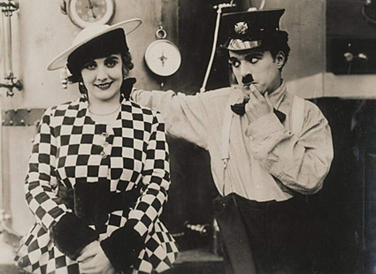 In den ersten fünf Jahren seines Schaffens inszenierte Chaplin rund 60 Filme, kurze Komödien, die ersten quasi im Wochentakt. Sieht man Chaplin-Filme von 1914, 1915, 1916 und 1917 hintereinander, kann man die Selbstfindung eines Genies erleben.  Im Bild: The Fireman, 1916