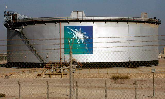 FILE PHOTO: An oil tank is seen at the Saudi Aramco headquarters during a media tour at Damam city