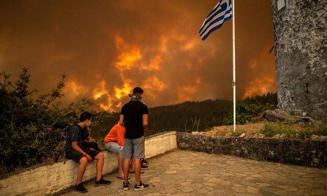 Die Flammen kommen näher. In der Ortschaft Gouves auf der griechischen Insel Euböa kämpft man gegen massive Brände.