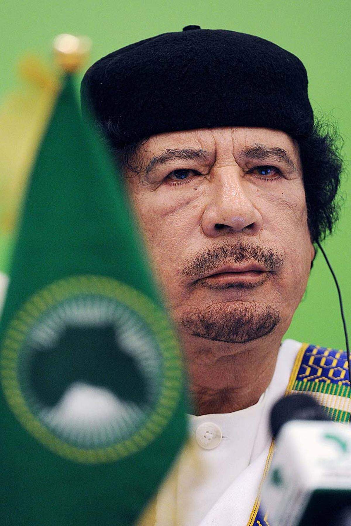 Seit 1969 sitzt „Revolutionsführer“ Gadhafi fest im Sattel, kein anderer arabischer Staatschef hielt sich so lange an der Macht wie er. Medien gleichgeschaltet, Opposition unterdrückt. Jahrzehntelang war er isoliert. Der Westen hofiert Gadhafi nach Entschädigung für Lockerbie-Attentat – auch wegen großer Öl- und Gasreserven im Land. Privatsektor unterentwickelt, Erdölindustrie in staatlicher Hand. Das Land prosperiert wirtschaftlich, die Armee lässt keinen Widerstand zu, vor allem aber unterstützen mächtige Stammesführer Gadhafi. Doch die Unzufriedenheit im Volk steigt.