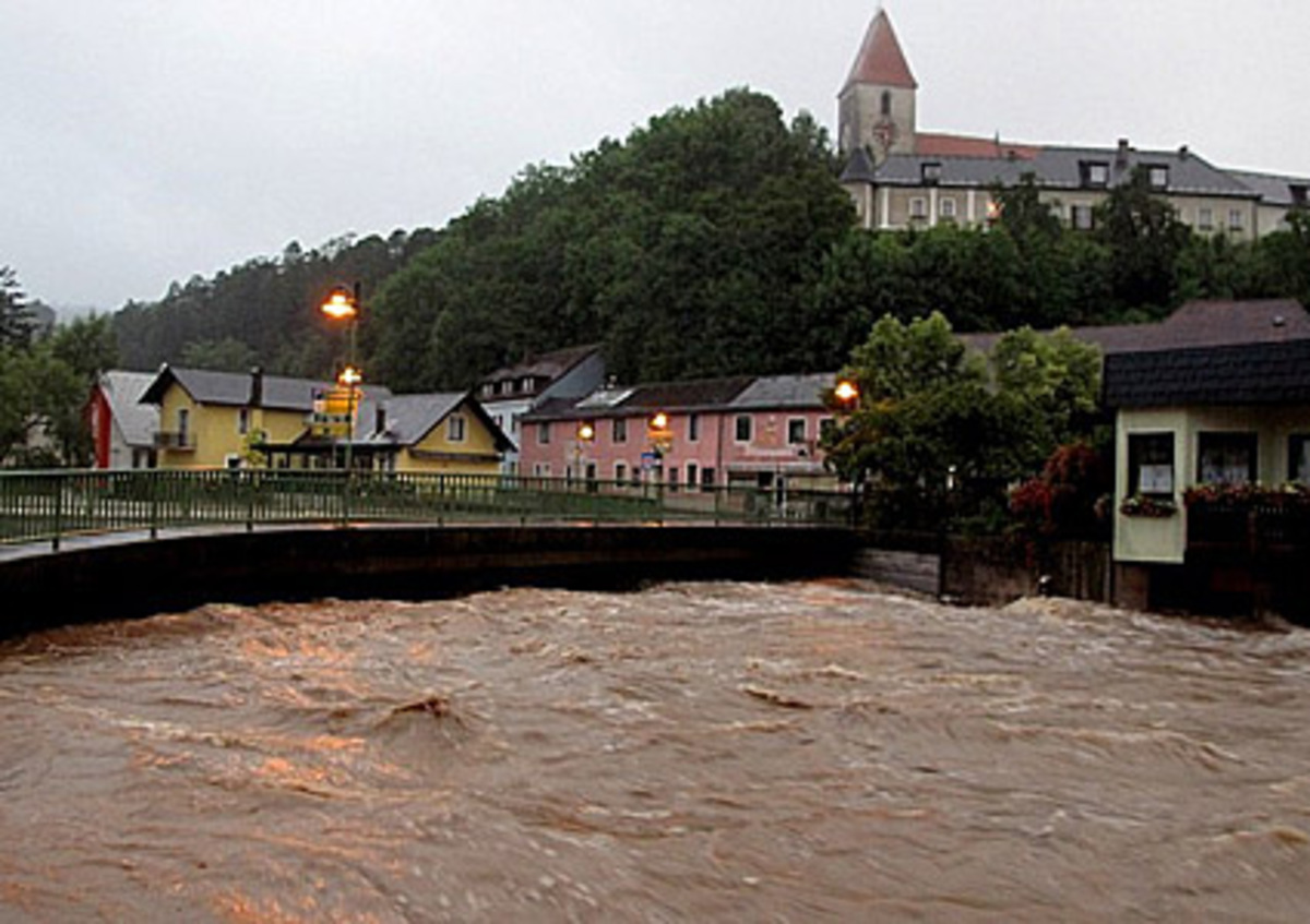 Bundeskanzler Werner Faymann bedankte sich bei den Einsatzkräften für ihre unermüdliche Hilfe in den vom Hochwasser gefährdeten Regionen. "Bereits jetzt sind die Einsatzkräfte und viele Freiwillige im Dauereinsatz und leisten großartige Arbeit. Ich danke jedem Einzelnen herzlich für sein EngagementIm Bild: Die Hochwasser führende Pielach