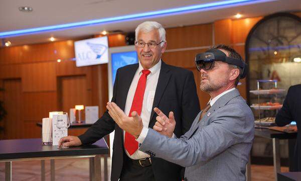 A1 zeigt TÜV Austria-Regional Director Adolf Fleischhacker, die neue Holo Lense 2 - fully Augemented Reality ...