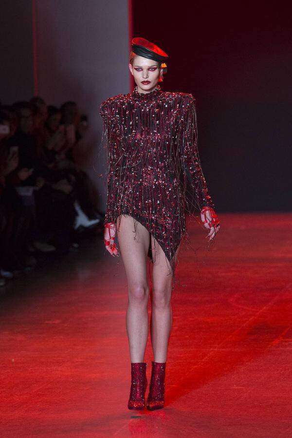 Die 24-Jährige ist ein gut gebuchtes Model und auch auf Laufstegen - hier etwa bei The Blonds bei der New York Fashion Week - zu sehen.