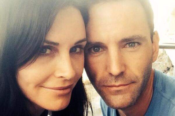 Auch US-Schauspielerin Courteney Cox  und ihr Partner, der irische Musiker Johnny McDaid der Band Snow Patrol, planen eine Ehe. Cox postete ein Foto von sich und ihrem Liebsten auf Twitter und schrieb dazu: "Ich bin mit ihm verlobt." Mehr verriet sie zunächst nicht.