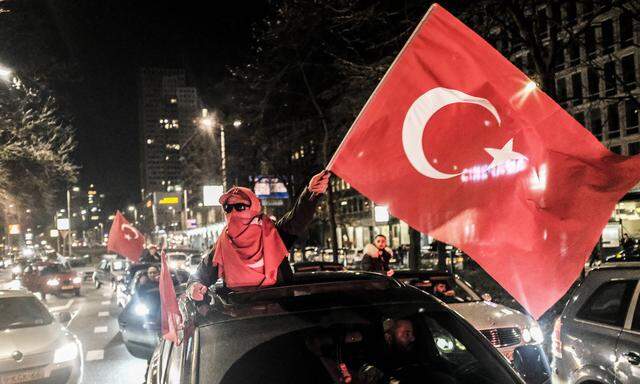 Anhänger der türkischen Regierungspartei demonstrieren in Rotterdam.