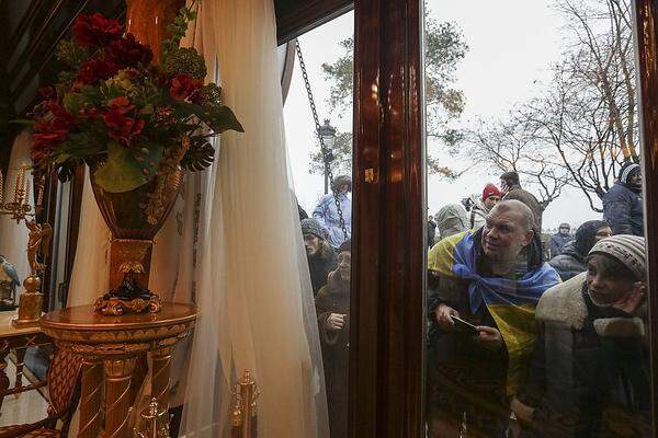 Kaum war der Präsident weg, stürmte das Volk seine Residenz außerhalb von Kiew - und staunte, über die prunkvoll ausgestatteten Räumlichkeiten. Während breite Bevölkerungsschichten mit wenig zum Leben auskommen müssen, logierte Janukowitsch im Überfluss.