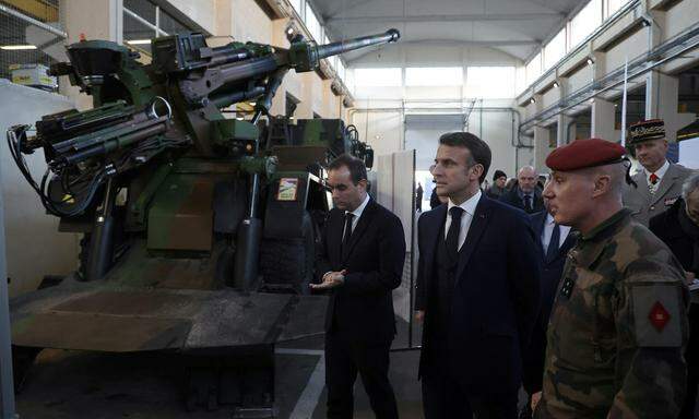 Frankreichs Präsident, Emmanuel Macron, inspiziert ein Caesar-Geschütz auf einem Militärstützpunkt in Cherbourg. Sechs weitere dieser französischen Waffensysteme sollen der Ukraine geliefert werden. 