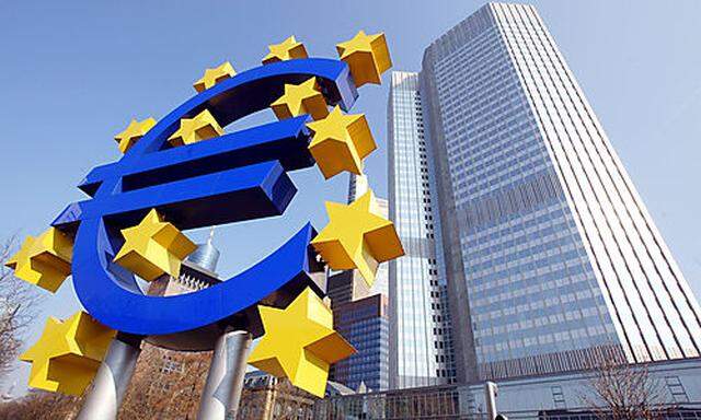 ** ARCHIV ** Die Euro-Skulptur und Europaeische Zentralbank, EZB, fotografiert am  15.Maerz 2005 in F