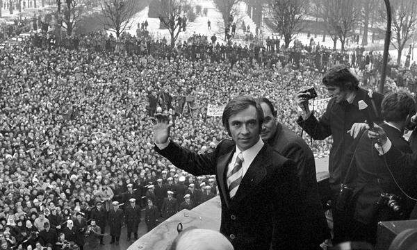 Karl Schranz wurde 1972 nach dem Olympia-Ausschluss von einer Menschenmasse auf dem Ballhausplatz empfangen.