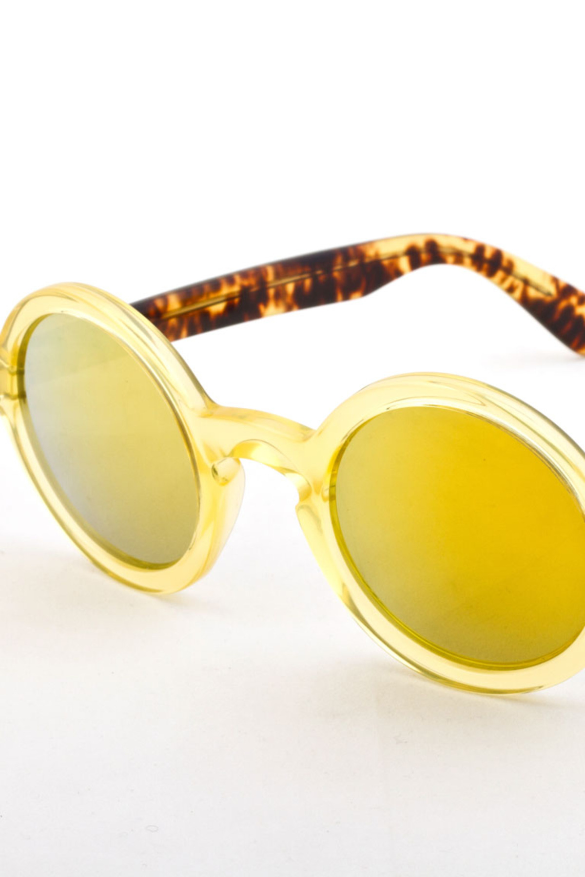 Für Durchblick sorgt das Modell „Hercule Poirot“ vom österreichischen Label Andy Wolf (www.andy-wolf.at).