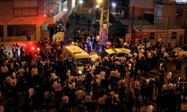 Menschen versammeln sich am Ort des Anschlags nahe Tel Aviv.