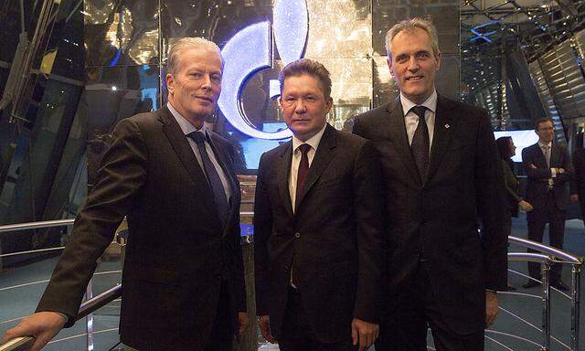 Wirtschaftsminister Mitterlehner (ÖVP) mit Gazprom-Chef Alexej Miller und OMV-Chef Rainer Seele in Moskau.