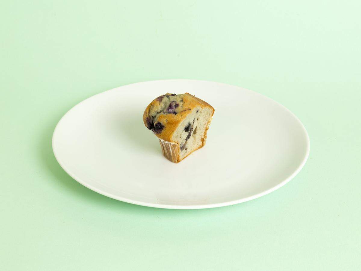 Und hier noch einmal in der gebackenen Variante: 42 Gramm eines Heidelbeer-Muffins haben 200 Kalorien.