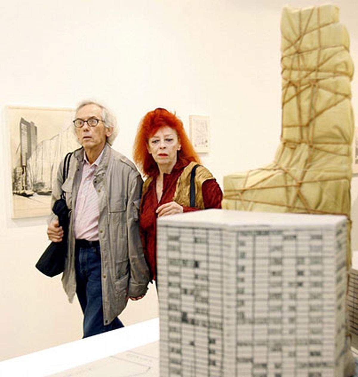 Jeanne-Claude trat jahrzehntelang nicht als Künstlerin in Erscheinung, obwohl sie von Anfang an an Christos Projekten beteiligt war. 1985 lernten sich die beiden kennen, seit 1994 standen offiziell beide Namen zusammen und gleichberechtigt für ihre Werke. Diese haben sie ohne Sponsoren und Subventionen allein aus dem Verkauf ihrer Skizzen finanziert.