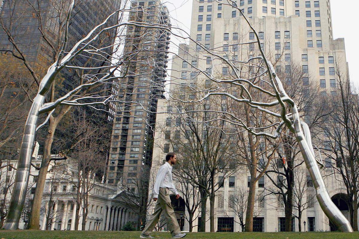 Was noch heute unter dem dicken Asphalt und dem grünen Gras in den New Yorker Parks schlummert, erinnert an ein dunkles Kapitel der Stadt. Der Madison Square Park in Manhattan diente früher etwa als Militärgelände sowie als Heim für straffällige Jugendliche. Zwischen 1794 und 1797 wurden einige Teile des jetzigen Parks auch als Friedhof genutzt, für Verstorbene, die im nahe gelegenen Krankenhaus entweder unbekannt starben, oder die sich keine Grabstätte leisten konnten. Sie wurden im Schnellverfahren im sogenannten "Potter's Field" beerdigt.