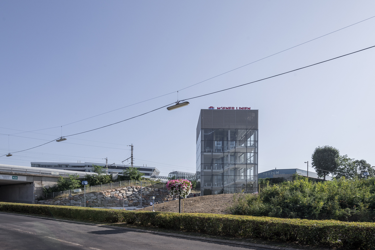 Station Oberlaa, Zugangsturm südlich der Donauländebahn