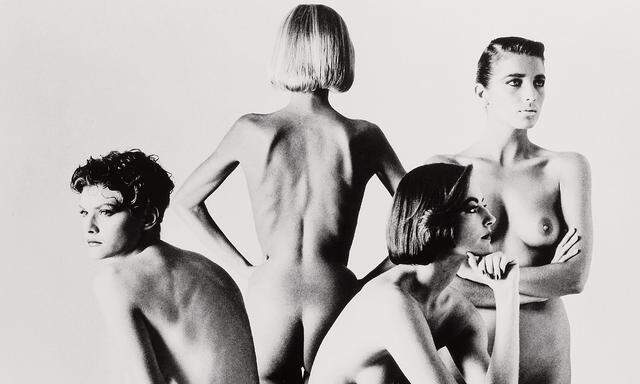 Helmut Newtons „Naked and Dressed, Fashion Models Sitting“.