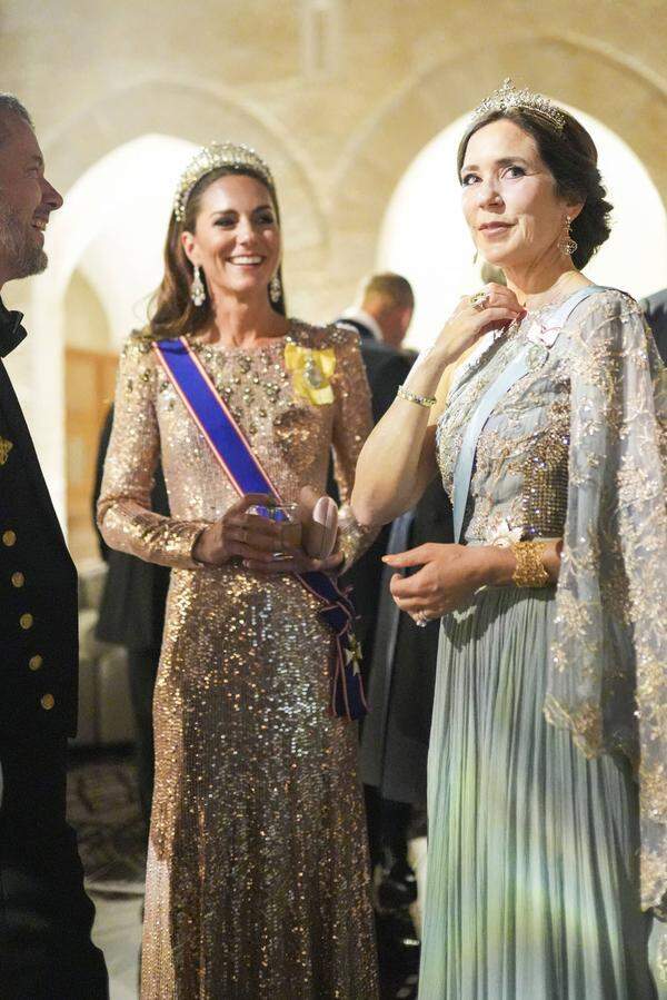 Beim Bankett am Abend wählte Prinzessin Mary eine hellblaue funkelnde Robe. 
