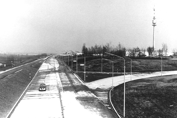 Die für die Gartenschau gebaute Donauparkhalle (im Bild rechts) wurde 1966 zur Eishalle umfunktioniert. Unter anderem wurde hier bei zwei Eishockey-Weltmeisterschaften (1967 und 1987) gespielt. Anfang der 1990er wurde die Halle abgerissen, sie sollte der - dann doch nicht stattfindenden - Weltausstellung Platz machen. (Das Bild vom 11. April 1964 zeigt den Hubertusdamm kurz nach der Eröffnung der geraden Straßenverbindung zwischen Ölhafen Lobau und Floridsdorf)
