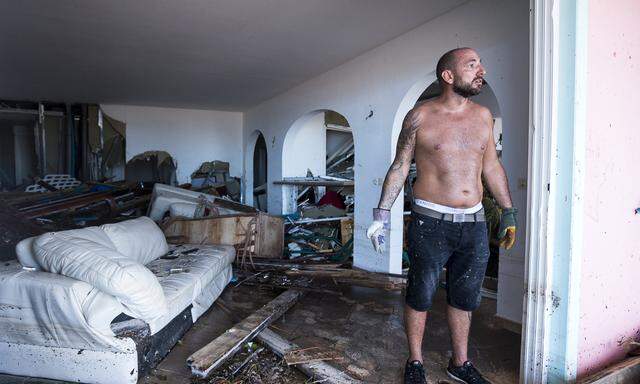 Im Auge des Monstersturms Irma: Ein Mann steht in seinem völlig zerstörten Wohnzimmer. 