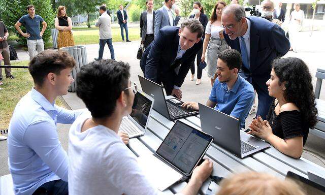 Kanzler Kurz (links) und Bildungsminister Faßmann bei einem Besuch im BG/BRG Diefenbachgasse am Mittwoch.