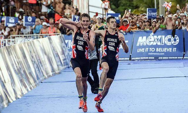 Alistair (links) Brownlee hilft Bruder Jonathan