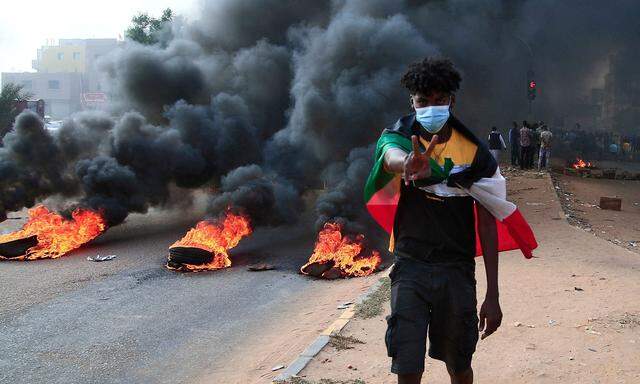 Brennende Barrikaden in der sudanesischen Hauptstadt Khartum, wo sowohl Anhänger des Militärs als auch der Demokratiebewegung auf die Straße gehen.