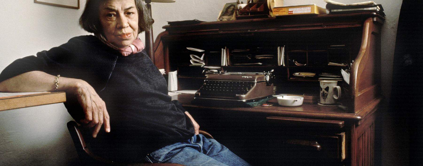 Patricia Highsmith (1921–1995) in ihrem Haus im schweizerischen Locarno am 5. September 1987. 