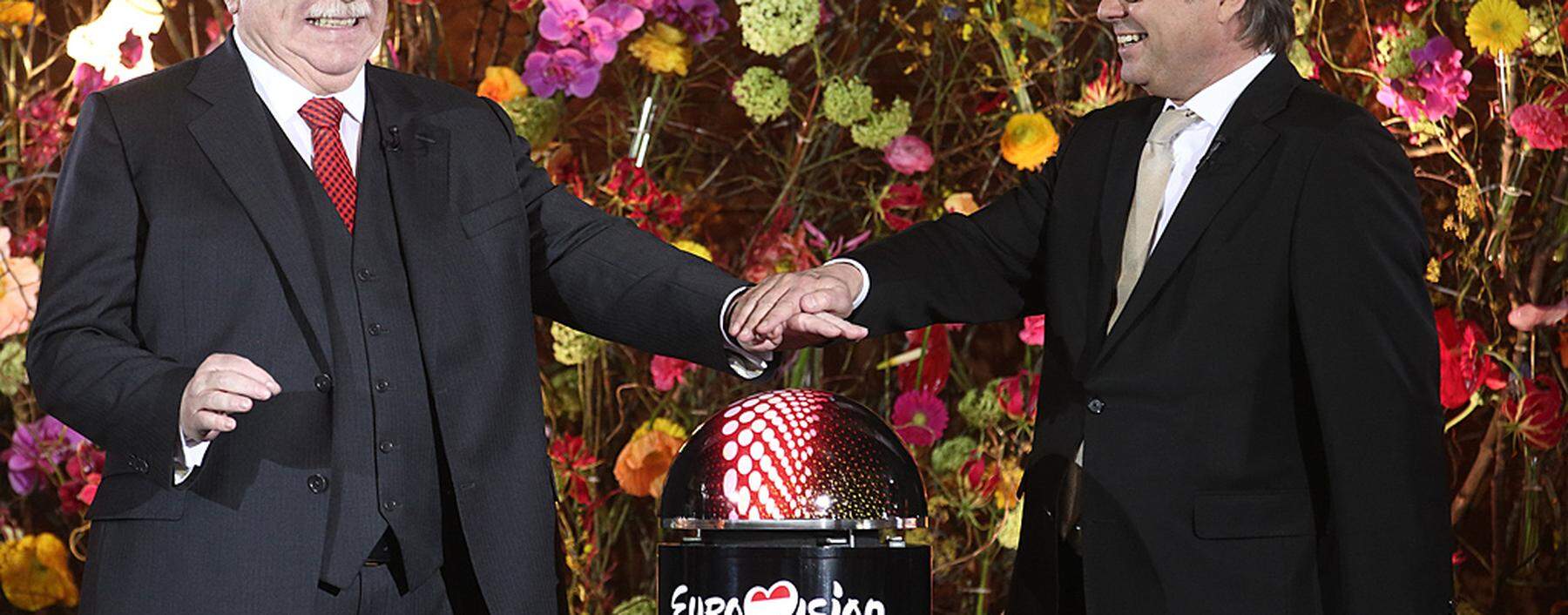 Vienna´s Mayor Haeupl and Austrian state broadcaster ORF head Wrabetz prepare to push the button starting a countdown clock for the Eurovision Song Contest in Vienna