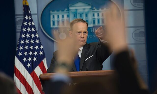Sean Spicer erklärt den US-Journalisten die Sicht der Trump-Administration.