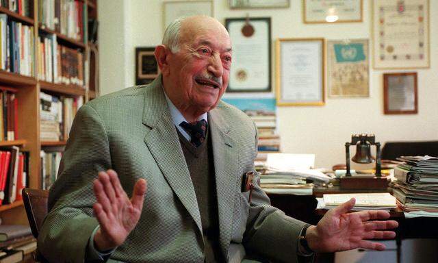 Der Gründer des jüdischen Dokumentationszentrums, Simon Wiesenthal, im Februar 2000 in seinem Büro in Wien.