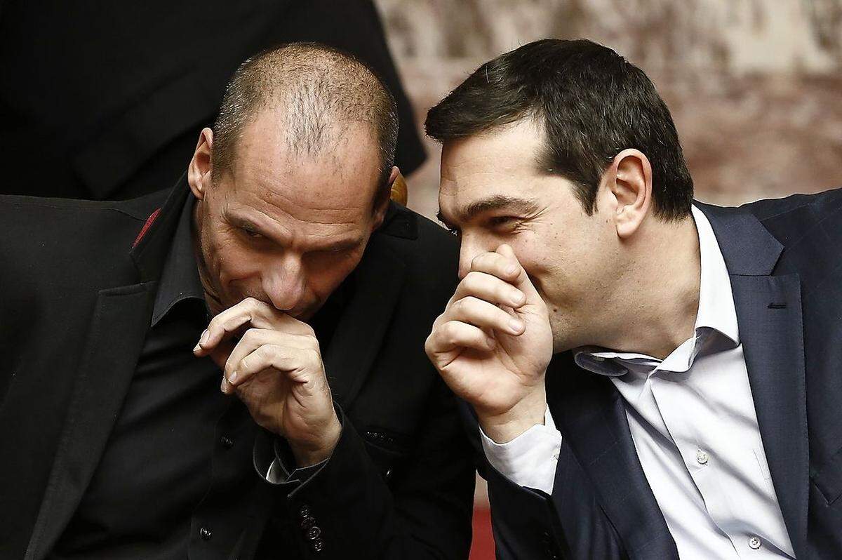 Der neue Regierungschef Alexis Tsipras holte ihn nach dem Erdrutschsieg seiner linkspopulistischen Syriza-Partei 2015 in die Regierung. In welche Richtung die Politik gehen würde, zeichnete sich schon vor seinem Amtsantritt ab: Er kritisierte die bisherigen Sparmaßnahmen vor seinem Amtsantritt als "fiskalisches Waterboarding" - also als Folter.