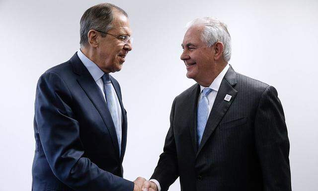 Die Außenminister Russlands und der USA bei ihrem ersten Treffen in Bonn.