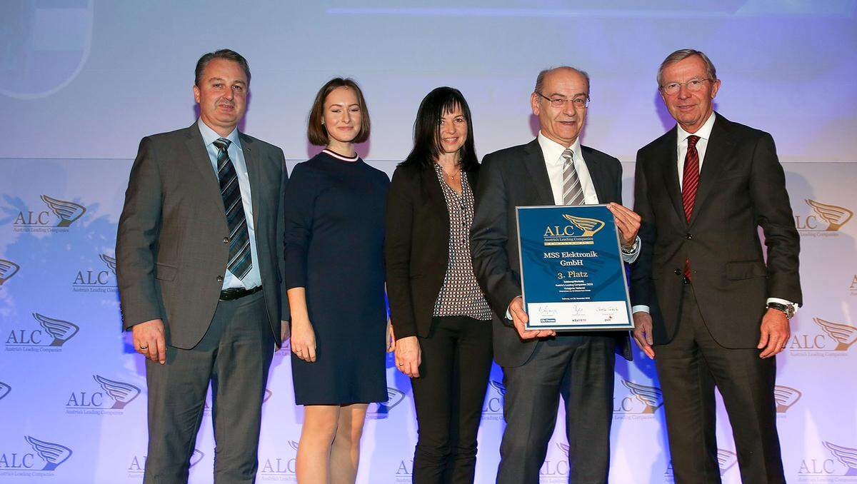 Auszeichnung 3. Platz Kategorie National Klein- und Mittelbetriebe für die MSS Elektronik (v. li.): Skoda Salzburg-Geschäftsführer Hans-Peter Martin, Sandra und Margarethe Schmid und MSS-Geschäftsführer Peter Schmid sowie Landeshauptmann Wilfried Haslauer.