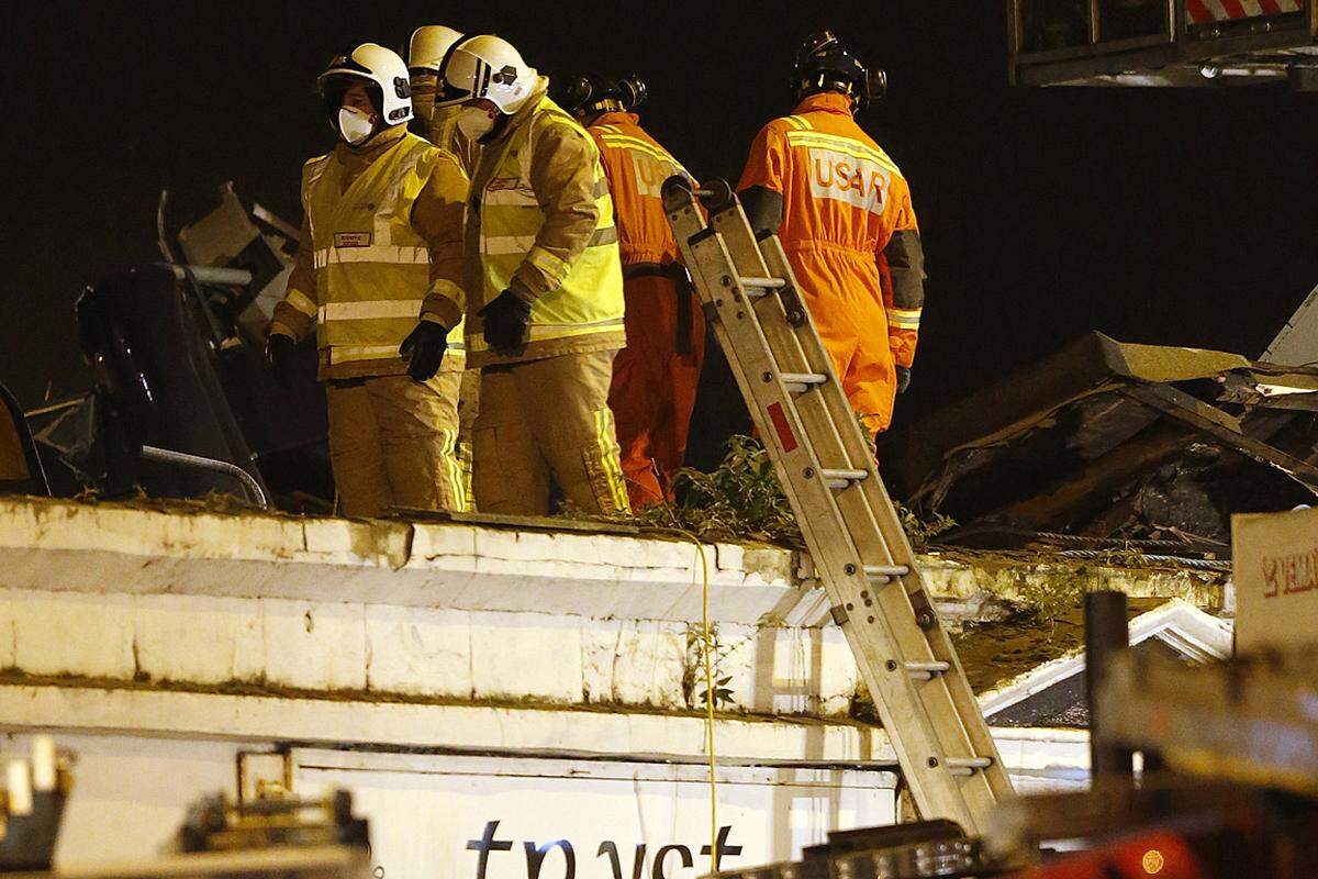 Dort befanden sich in etwa 120 Personen. Nach ersten Erkenntnissen fing der Hubschrauber, der mit zwei Polizeibeamten und einem zivilen Piloten besetzt war, nicht Feuer.Augenzeugen schilderten, wie die Decke des Gebäudes einstürzte. Die Feuerwehr schickte umgehend 15 Einsatzwagen an den Unglücksort.