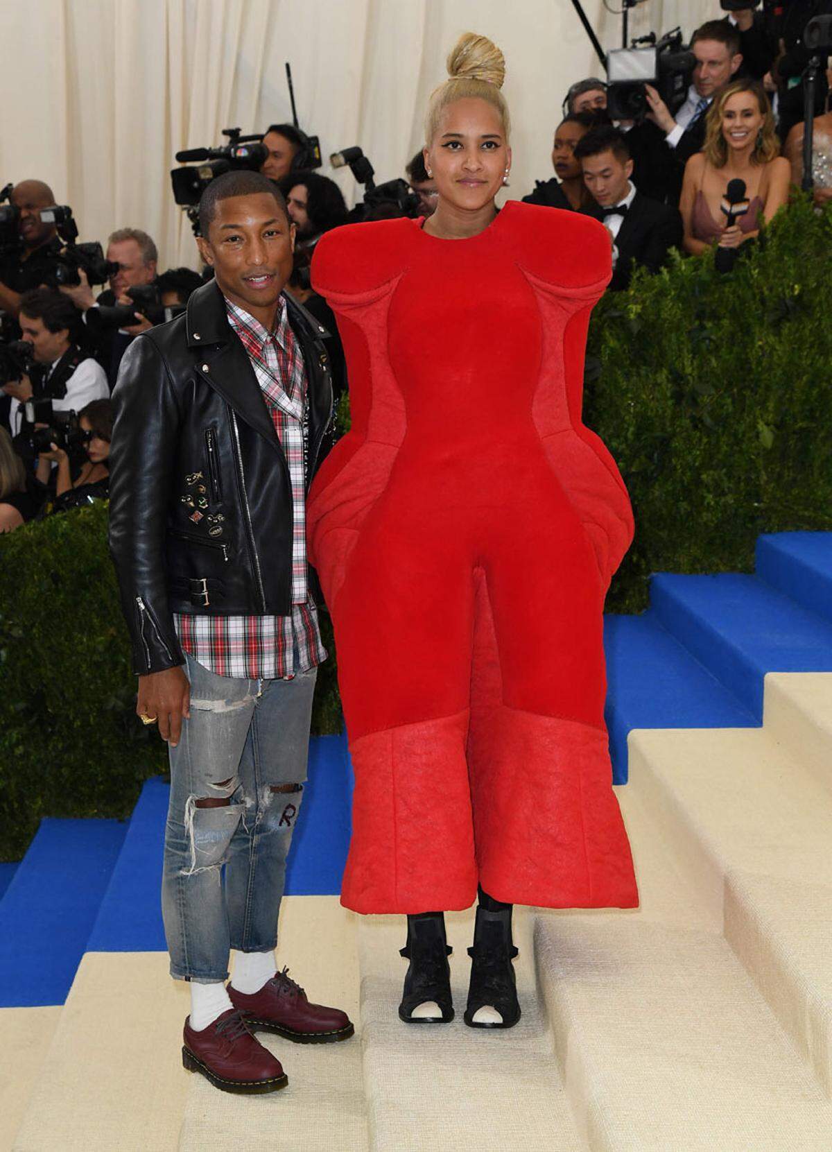 Modemut bewies auch Pharrell Williams Ehefrau Helen Lasichanh in Comme des Garçons.