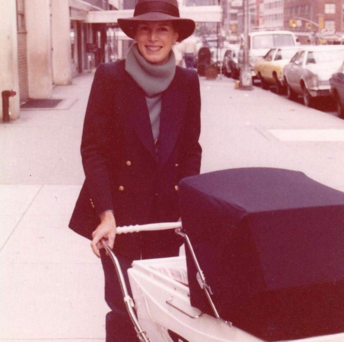Ebenfalls nostalgisch wurde Drew Barrymoore, die ein Foto ihrer Mutter mit Kinderwagen veröffentlichte.