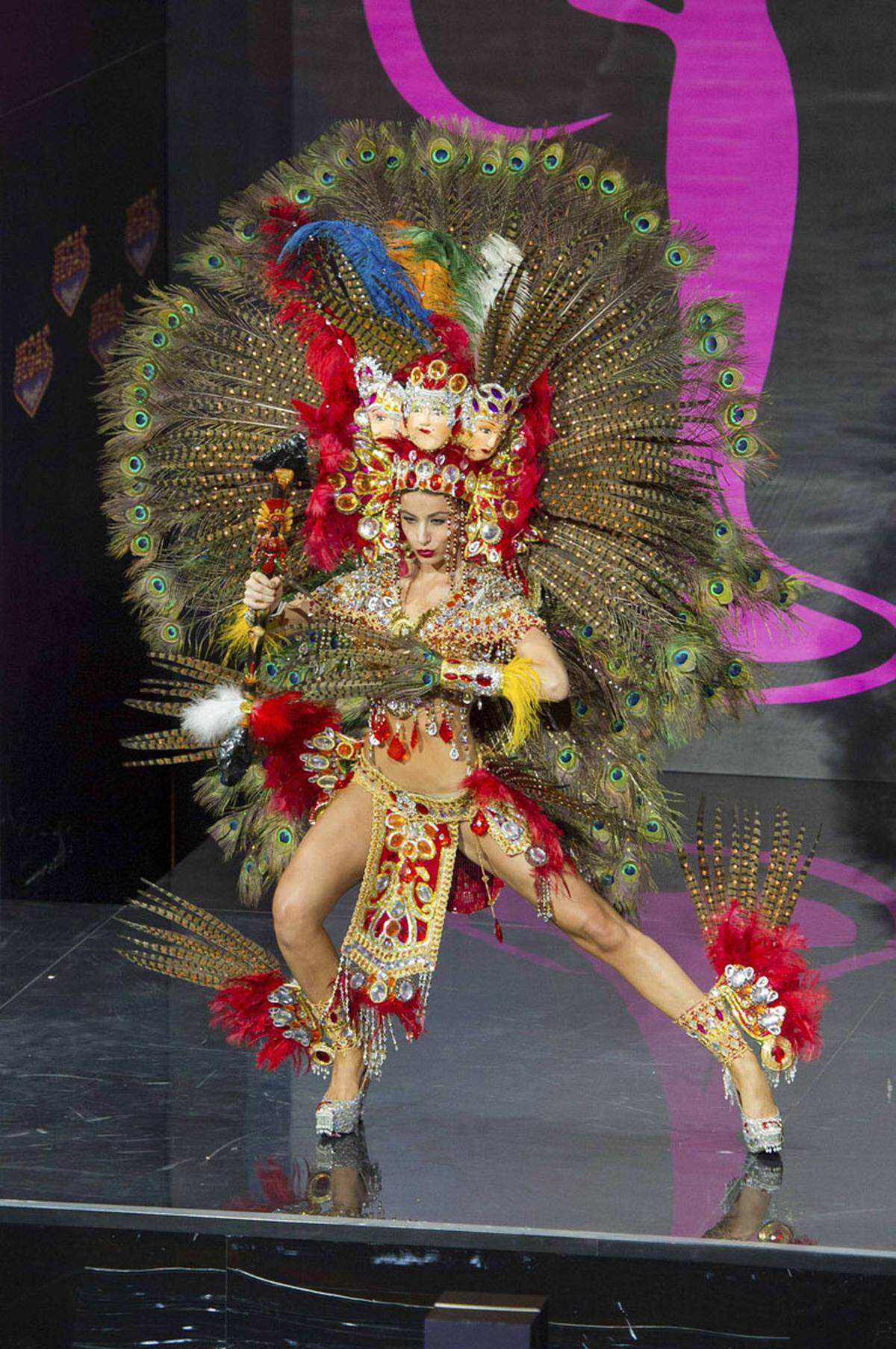 Unzählige Federn schmückten Nastassja Bolivar, Miss Nicaragua 2013.