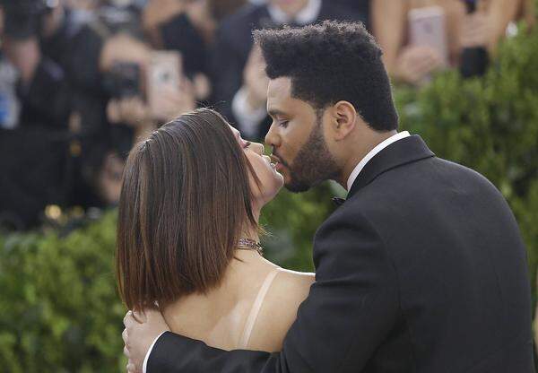 Ausgeschmust hat es sich für Selena Gomez und The Weeknd. Die beiden Musikstars hätten es nicht geschafft, neben ihren professionellen Verpflichtungen auch noch Platz für eine Beziehung zu schaffen, berichteten US-Medien über die Trennung des Paares.