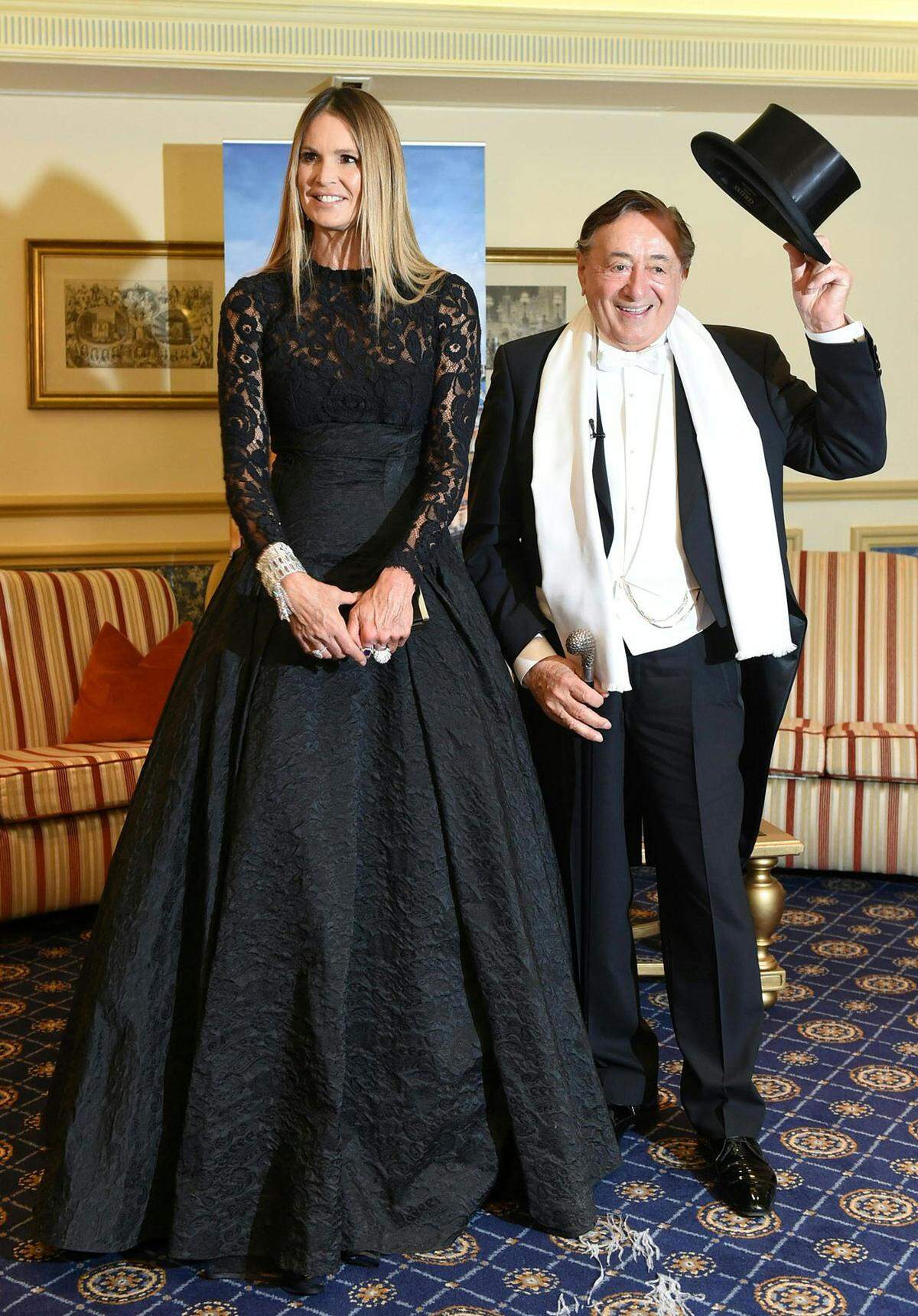 Und manchmal können Richard Lugners Opernballgäste den Baumeister auch noch überraschen: Das ehemalige Supermodel wird nach ihrem Auftritt in der Oper nicht wie alle bisherigen Gäste unverzüglich abreisen, sondern noch ein paar Tage anhängen.
