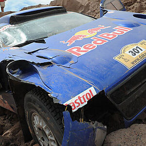 Der beschaedigte VW von Sainz