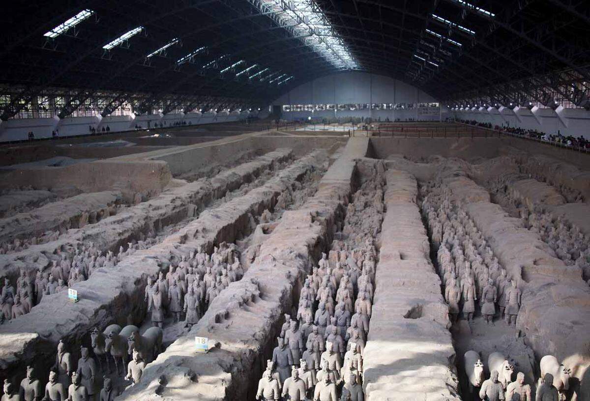 Das Mausoleum Qín Shǐhuángdìs ist eine der größten Grabbauten weltweit und bekannt für seine riesige Terrakotta-Armee, die 1974 zufällig gefunden wurden, als Bauern aus einem nahegelegenen Dorf einen Brunnen bohren wollten. Die Armee besteht aus 7278 lebensgroßen Soldaten, Pferden und Kriegswagen.