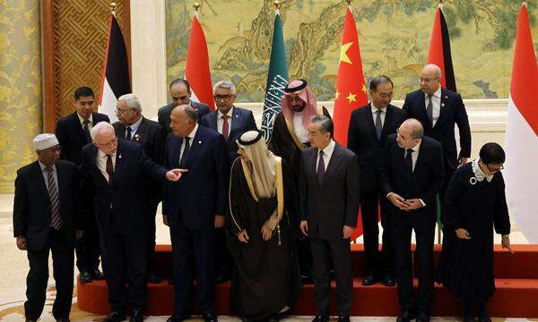 Treffen in Peking. Chinas Außenminister Wang Yi mit Vertretern arabischer und islamischer Länder.