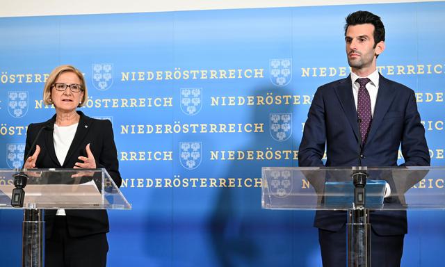 Archivbild vom März 2023, als ÖVP-Landeshauptfrau Mikl-Leitner und FPÖ-NÖ-Chef Landbauer ihr Arbeitsübereinkommen präsentierten.