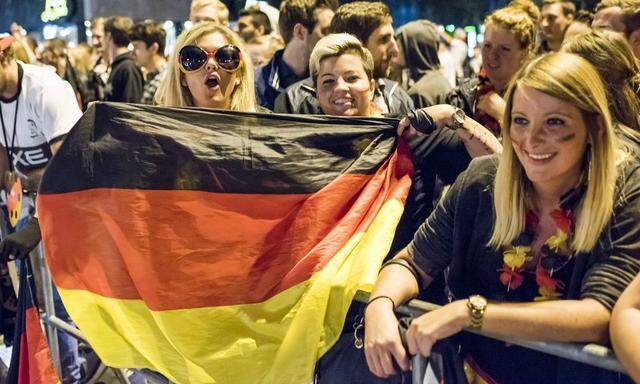EM 2016 Deutschlandfans feiern den Sieg ueber Italien auf der Theodor Heuss Strasze Stuttgart Bade