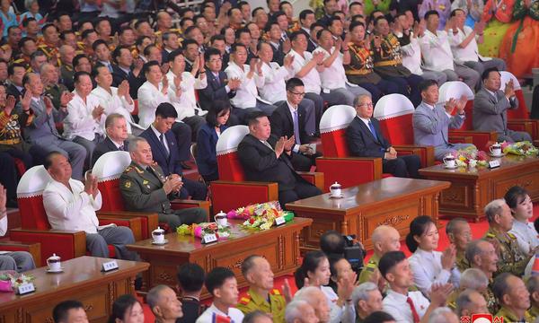 Der russische Verteidigungsminister Schoigu und der nordkoreanische Machthaber Kim Jong- un bei Feierlichkeiten zum 70. Jahrestag des Endes im Koreakrieg.