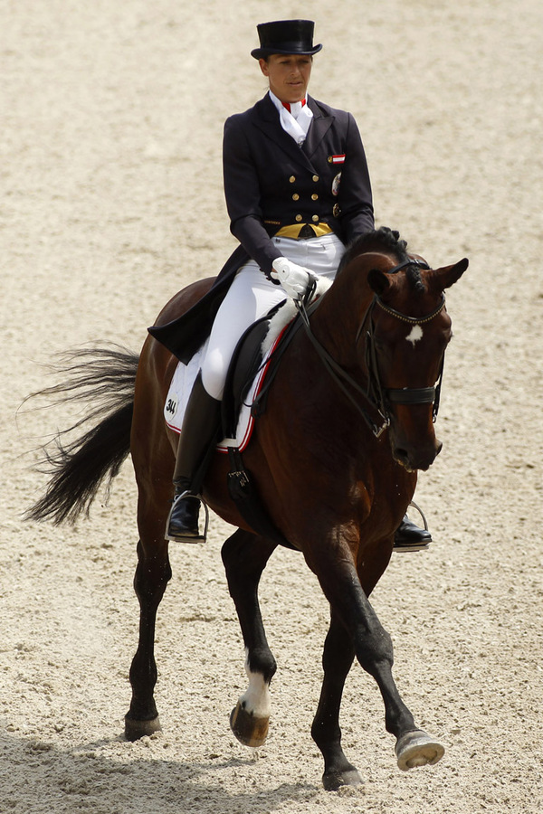 Mehr als doppelt so alt ist Dressurreiterin Renate Voglsang. Sie feierte im Juni ihren 41. Geburtstag.